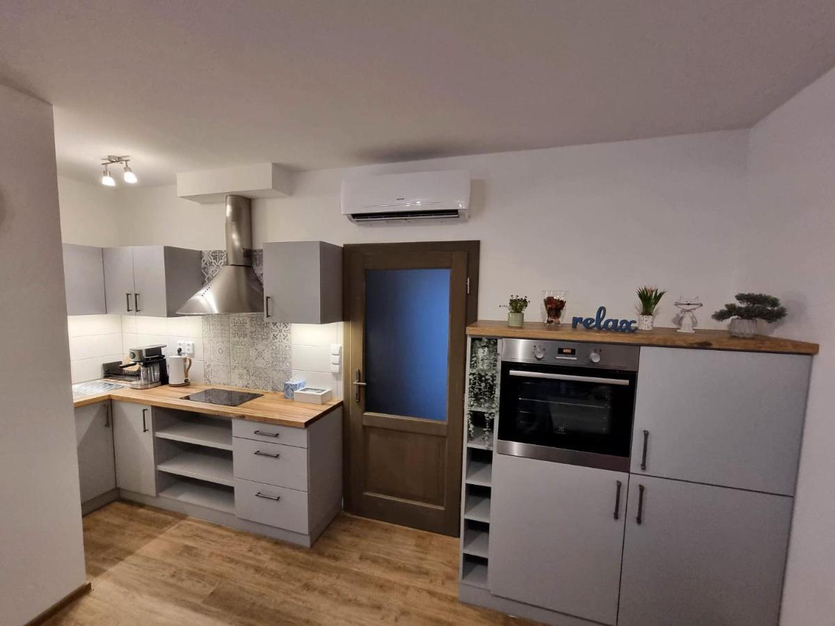 Podkrovni Studio Na Velkem Namesti S Wi-Fi Zdarma Hradec Kralove Luaran gambar