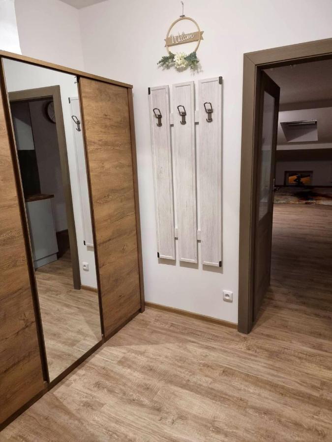 Podkrovni Studio Na Velkem Namesti S Wi-Fi Zdarma Hradec Kralove Luaran gambar