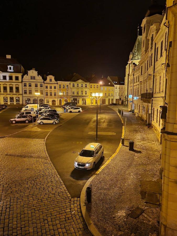 Podkrovni Studio Na Velkem Namesti S Wi-Fi Zdarma Hradec Kralove Luaran gambar