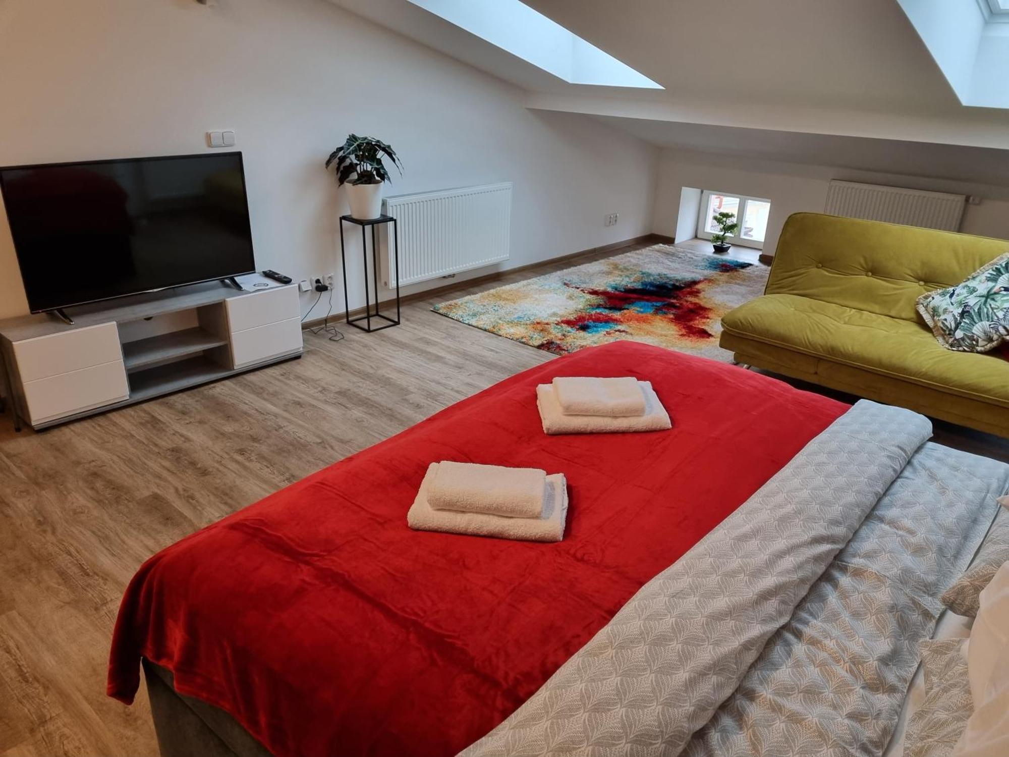 Podkrovni Studio Na Velkem Namesti S Wi-Fi Zdarma Hradec Kralove Luaran gambar